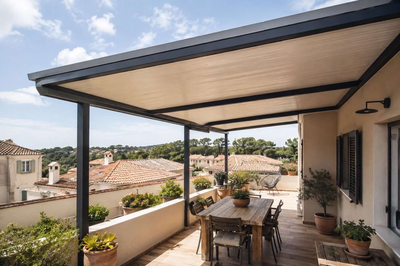 Terraza mediterránea cubierta por paneles aislantes con acabado cuidado